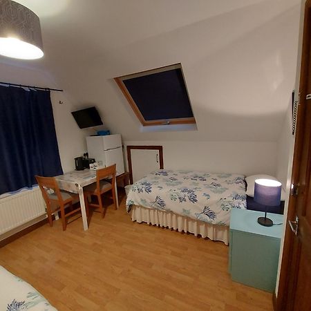 Chezzas Homestay Poole Exterior foto